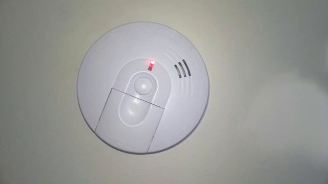 Why Is The Red Light Blinking On My Smoke Detector смотреть онлайн