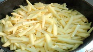 Жареный картофель с луком и чесноком