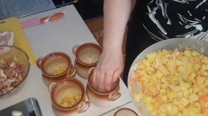 Картошка в горшочках со свининой. Очень вкусно. Пальчики оближеш!
