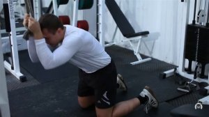 Скручивания с верхнего блока сидя