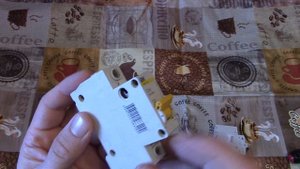 Боковые отверстия в автоматическом выключателе . Для чего они нужны .