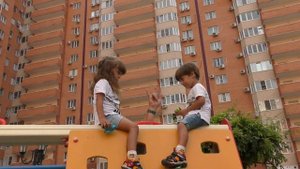 Даня,Люба на детской площадке. Детские игры.