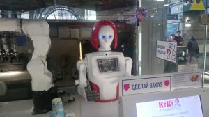 РОБОТ ГОТОВИТ И ПРОДАЁТ МОРОЖЕНОЕ .СПБ 2023г.