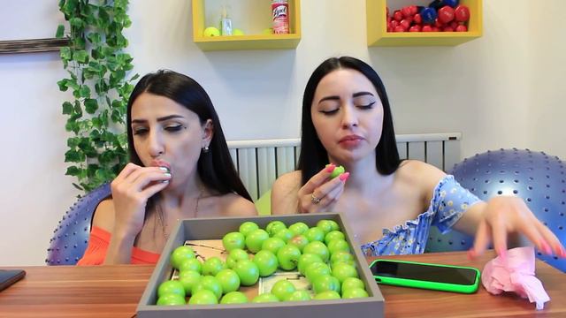 АЛЧА МУКБАНК С ЖАЛИ / Asmr Ayka Emilly смотреть онлайн