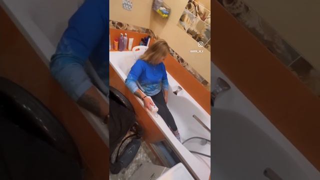 Трансфер колясочника в ванную и обратно на подъемнике