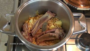 Гороховый суп  с копчёными рёбрышками в скороварке. Очень вкусно, сытно и ароматно!