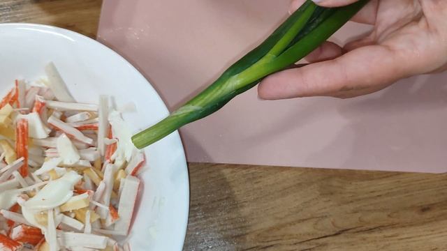 Салат из крабовых палочек и сулугуни|Ещё один вариант, простого салата #салат #saladrecipe