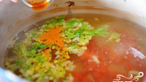 Куриный суп с лапшой и сельдереем