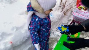 Рисуем на снегу. Игры зимой. Делаем куличики из снега.