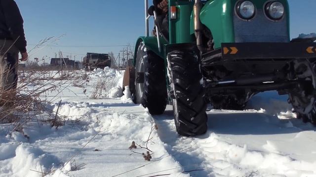 Спасли застрявший в снегу трактор. Едем за дровами на советском грузовике ЗиЛ-157 по бездорожью! смотреть онлайн