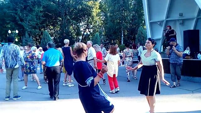 93. Танцы в парке горького  Харькова *Как я тебя любила*. Танцуем ретро танцы.
