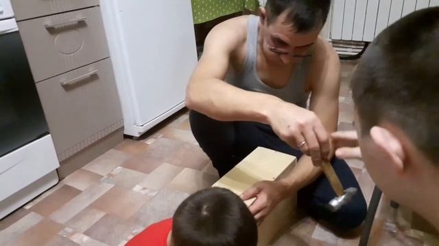 Кормушка для птиц. Кормушка площадка без крыши для птиц и из канистры Папа с детьми делают кормушку смотреть онлайн