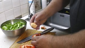 Переводим стрелки... чесночные в приправу, а луковые стрелки жарим с яйцом на ужин.