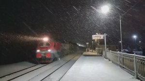 Грузовой поезд с 3ЭС4К проходит Ивановскую в метель