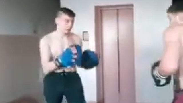 Бокс на лестничной площадке. Соседи не против- это лучше чем алкаши и нарики в подъезде ? смотреть онлайн