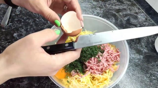 Драники с копченой колбасой / деруны / оладьи из картофеля и колбасы