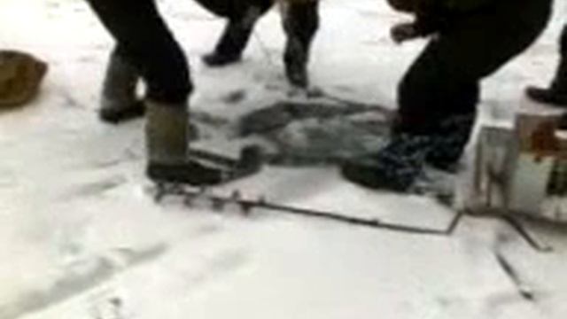 Видео о зимней рыбалке Большой карп клюнул на мотыля Зимняя рыбалка видео смотреть онлайн