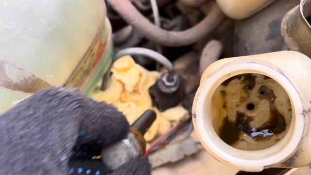 ВАЗ 21013 ремонт главного цилиндра сцепления, прокачал и заменил жидкость, поменял топливный шланг. смотреть онлайн