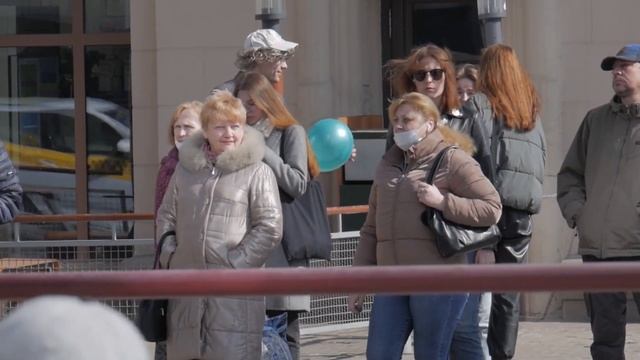 ПРАНК: ЛОПАЮ ШАРИКИ ? РЯДОМ С ЛЮДЬМИ смотреть онлайн