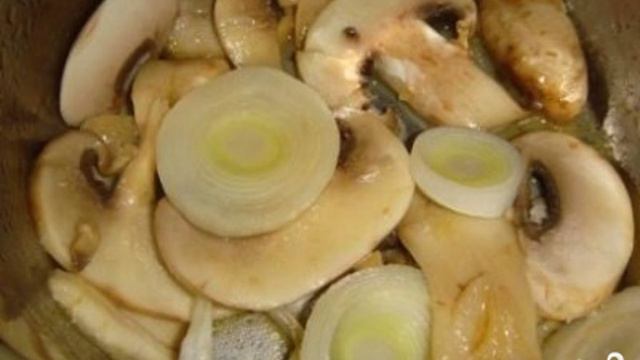 Куриный суп с грибами и луком пореем