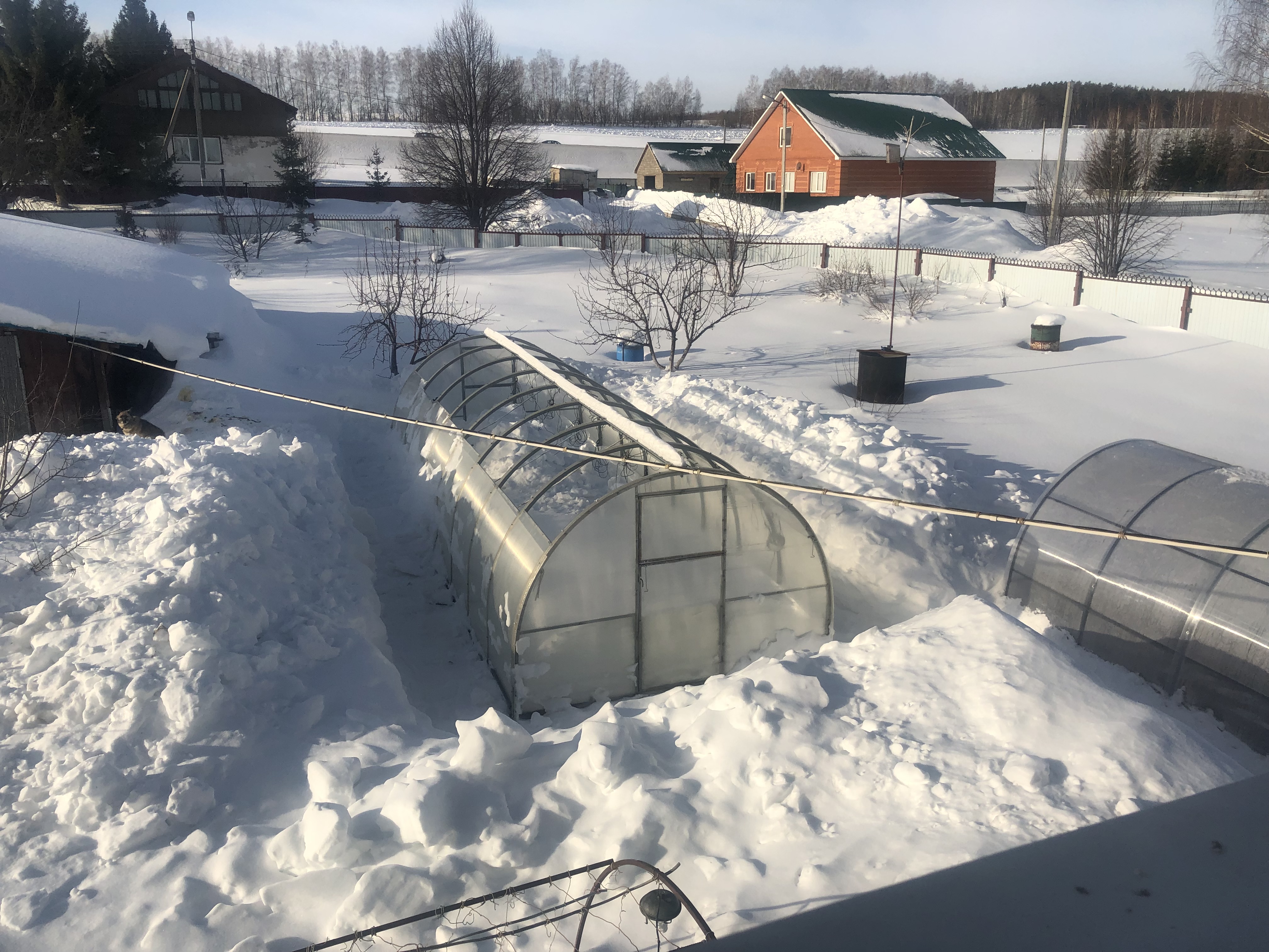 Нужен экскаватор, чтобы откопать теплицу