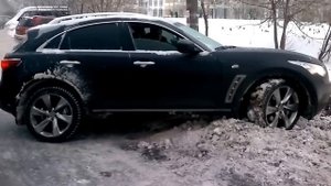 Инфинити буксует на снегу - Infinity still stuck in the snow