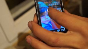 Смортфон htc тоже забивает гвозди
