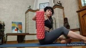 КАК сделать самомассаж спины в домашних условиях с помощью массажного роллера..