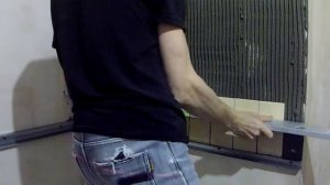 Укладка плитки 10 на 10 на фартуке.