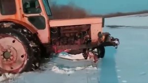 Жесть Идиот пьяный За Рулем Трактора. Авария ДТП .Приколы на тракторах.Бездорожье.Дебилы на Дороге