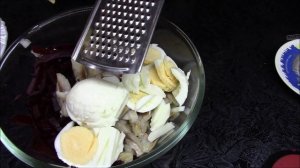 Очень вкусно - закуска из сельди со свеклой.