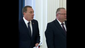 Лукашенко: "Я тебе расскажу, как складываются цены на импортные лекарства! Сколько там прокладок!"