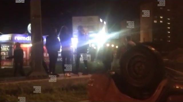 Ретро автомобиль взлетел и перевернулся в центре Челябинска ВИДЕО (1)
