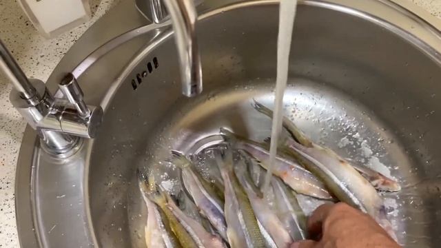 КОРЮШКА - СОЛЕНАЯ, ВЯЛЕНАЯ Приготовление ВКУСНОЙ ВЯЛЕНОЙ РЫБЫ. Как засолить корюшку. смотреть онлайн