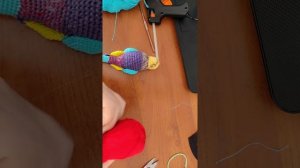 Попугайчик крючком. Часть 3. Клюв+лапки+глазки+чупчик.