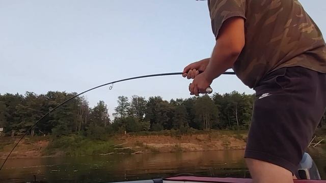 река Вятка, сом 34кг. Вываживание с Graphiteleader Aspro GAPS-822H + Shimano 21 Twin Power XD 4000P смотреть онлайн