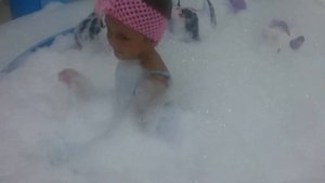 Бассейн с пеной😉Много-много пены🎈🎉🎊Видео для детей. Игра для детей 🎈