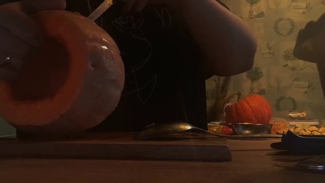 уютный осенний рецепт тыквенной каши + вырезаю подсвечник из тыквы смотреть онлайн