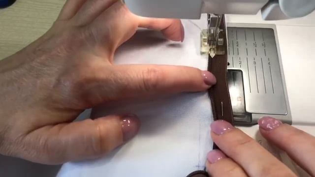 Лапка для потайной молнии в работе. смотреть онлайн