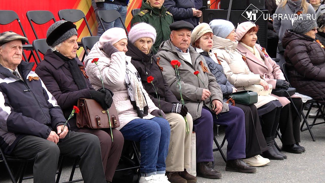Слезы счастья и воспоминаний. В Ульяновске отметили День Победы