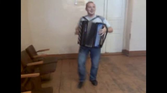 МУЖИК ИГРАЕТ НА БАЯНЕ смотреть онлайн