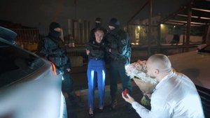 ДЕРЗКИЙ ОМОН ПОДЛОЖИЛ ВЕЩЕСТВА, КОГДА ПАРЕНЬ ЕХАЛ ДЕЛАТЬ ПРЕДЛОЖЕНИЕ РУКИ И СЕРДЦА | ПРАНК РОЗЫГРЫШ