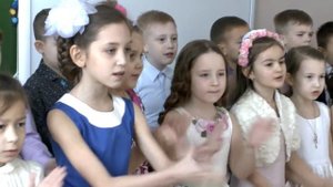 Наш класс поет песню "Мир похож на цветной луг". 05 марта 2016 г.