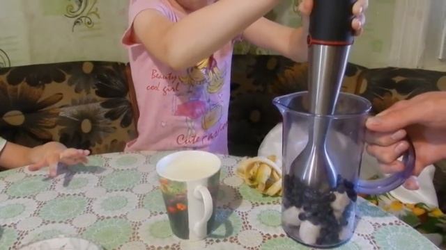 Молочный коктейль с черникой и бананами. Дети на кухне. смотреть онлайн
