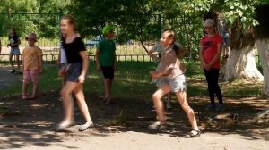 Дети Краснодона активно занимаются спортом на пришкольных оздоровительных площадках во время летних