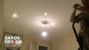 Белый глянцевый натяжной потолок в спальне