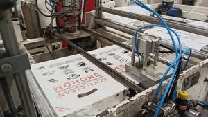 Наше производство пакетов - Этап прорубания ручки в пакетах