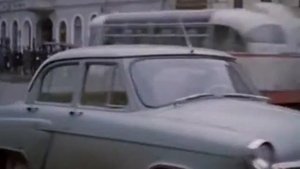 Мама вышла замуж. Красненькая девочка идет
