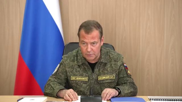 Зампред Совбеза Медведев посетил полигон Капустин Яр в Астраханской области.