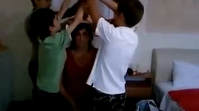 Дети подымают маму двумя пальцами смотреть онлайн